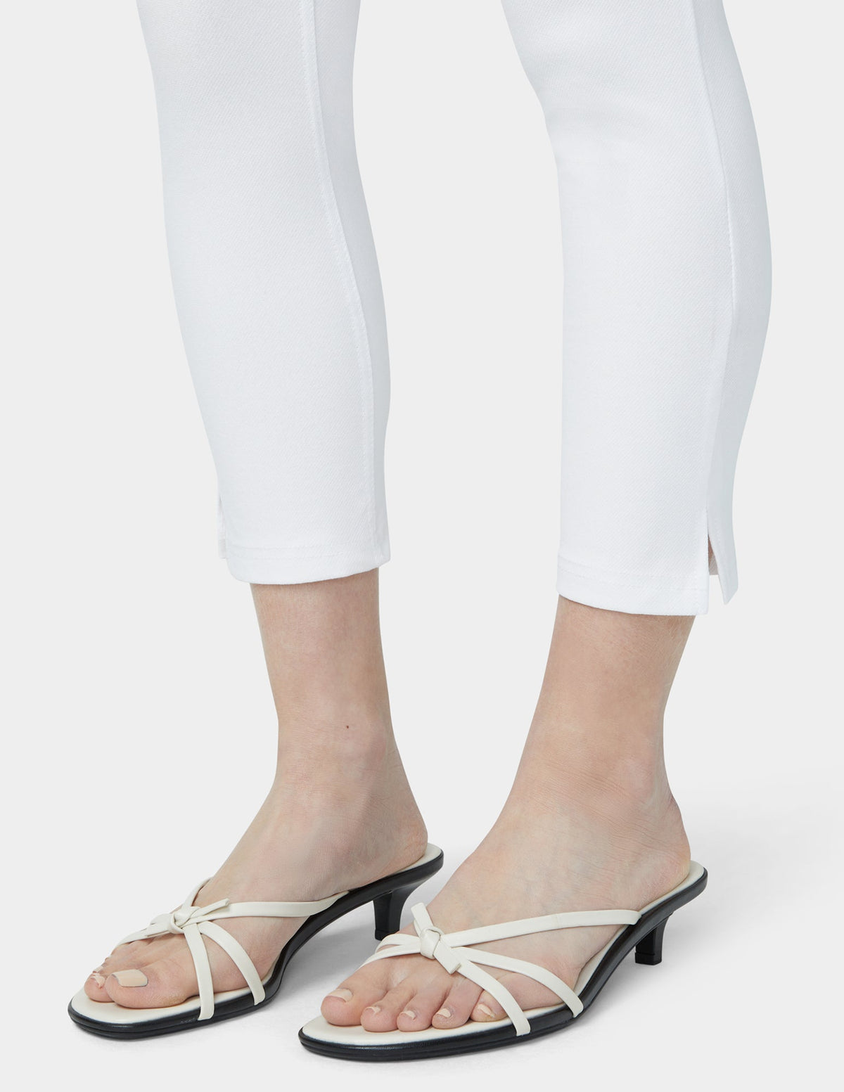 Essential Denim Mid-Rise Capri - White | Hue