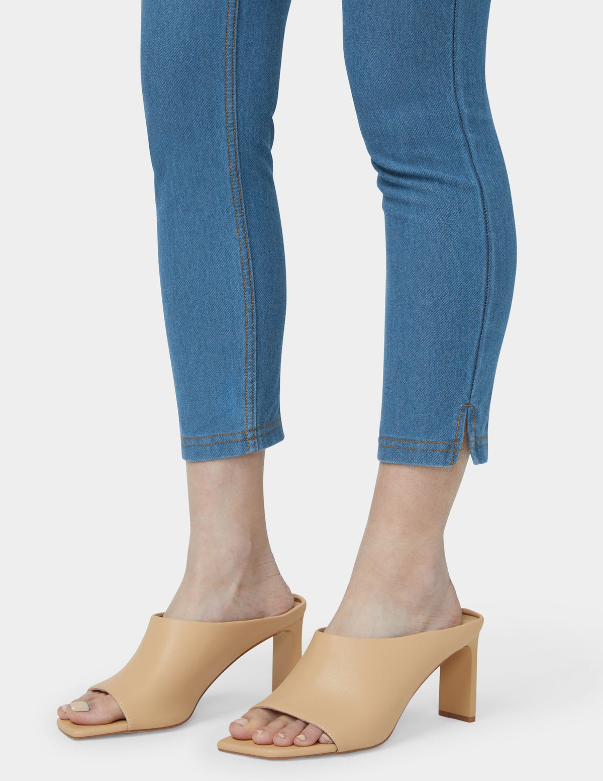 Essential Denim Mid-Rise Capri - Medium Wash | Hue