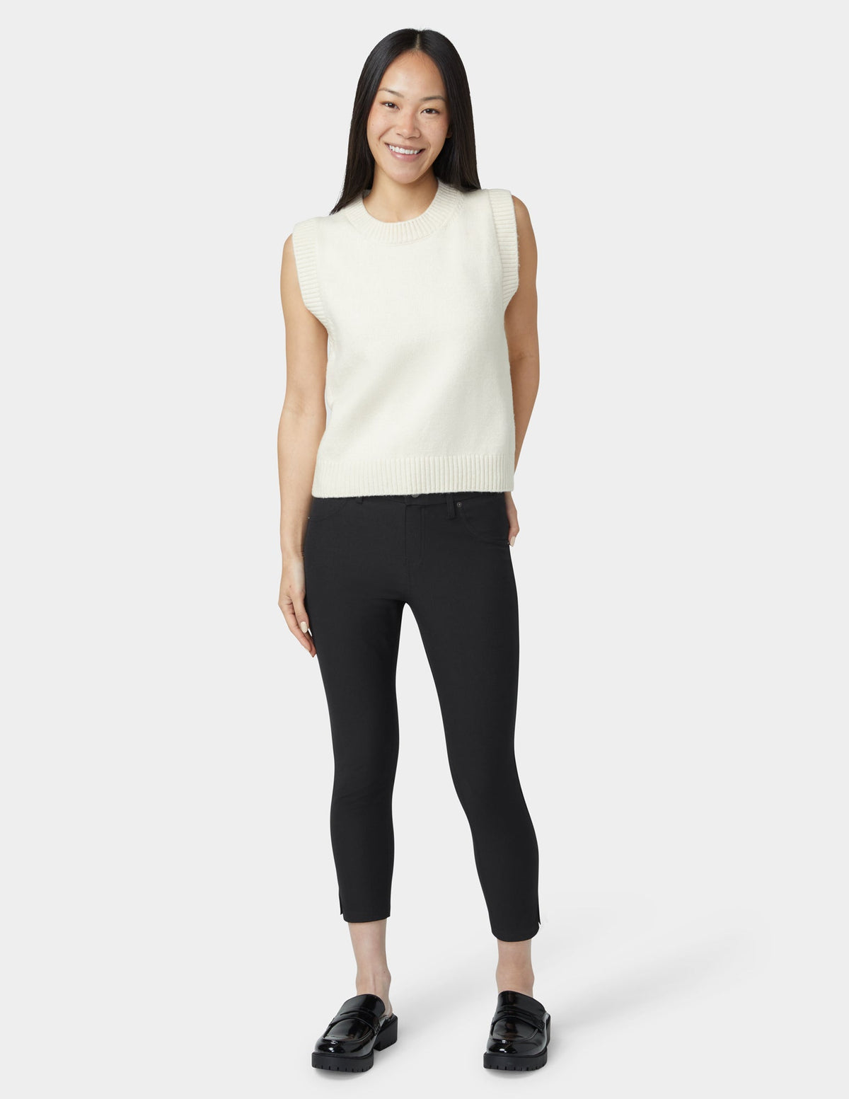 Essential Denim Mid-Rise Capri - Black | Hue