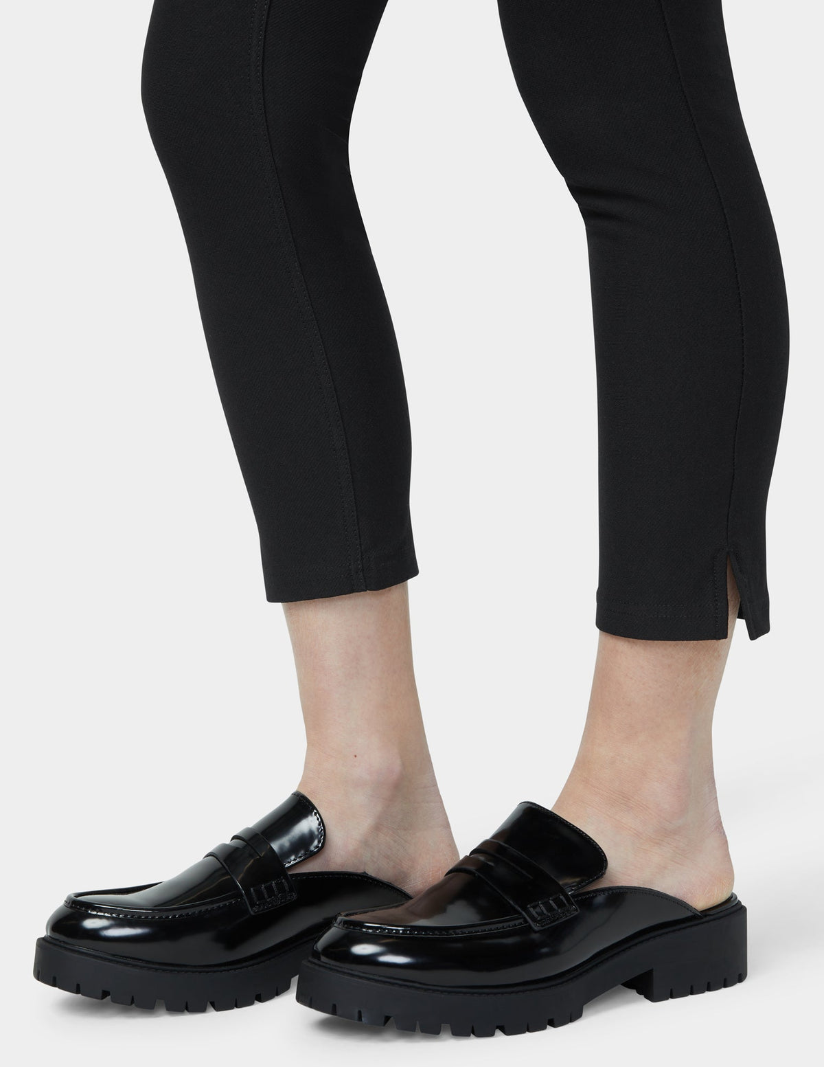 Essential Denim Mid-Rise Capri - Black | Hue
